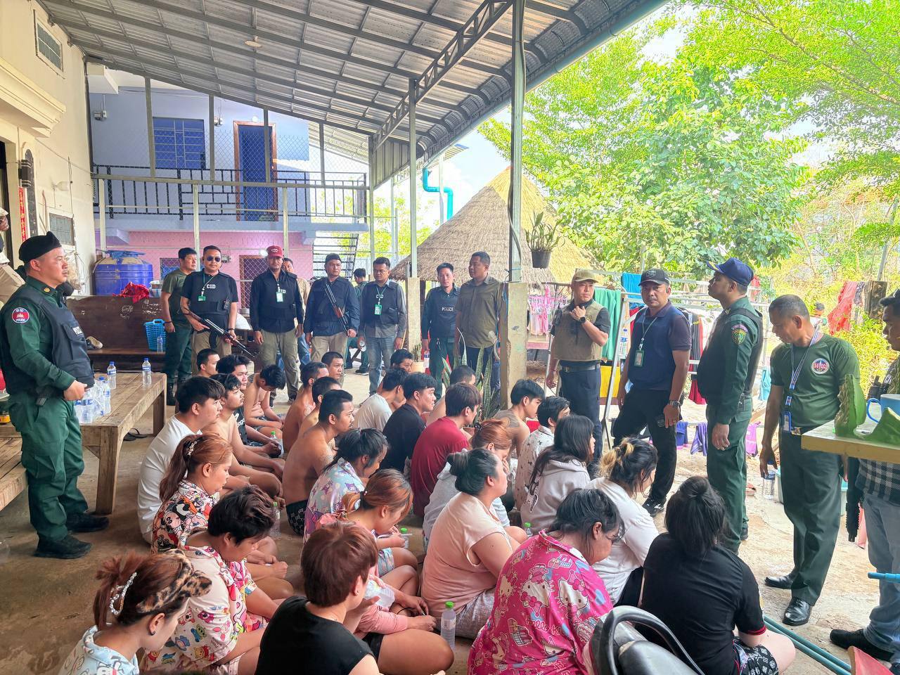 柬埔寨波贝警方突袭出租屋 成功解救 28 名遭非法囚禁泰国公民