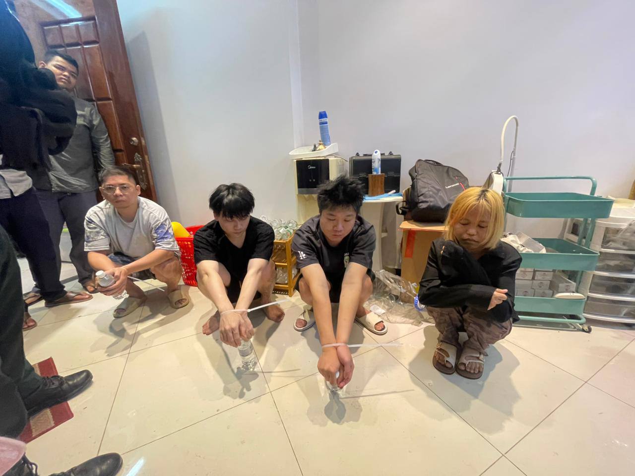 边警方突查奥林匹亚中心蛋糕店 3 名外籍人员涉网诈落网-东南亚警务报道