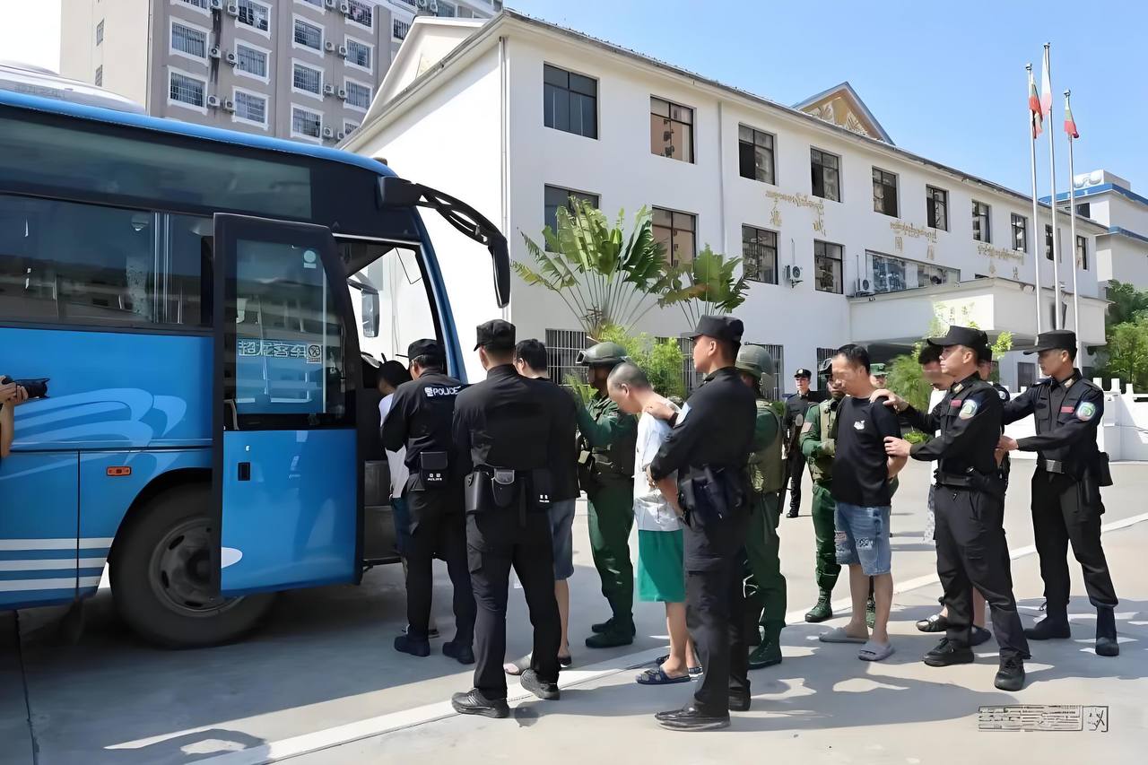 缅甸勐拉 — 云南打洛口岸跨境反诈大捷 10 名涉诈人员及大批作案物资移交中方